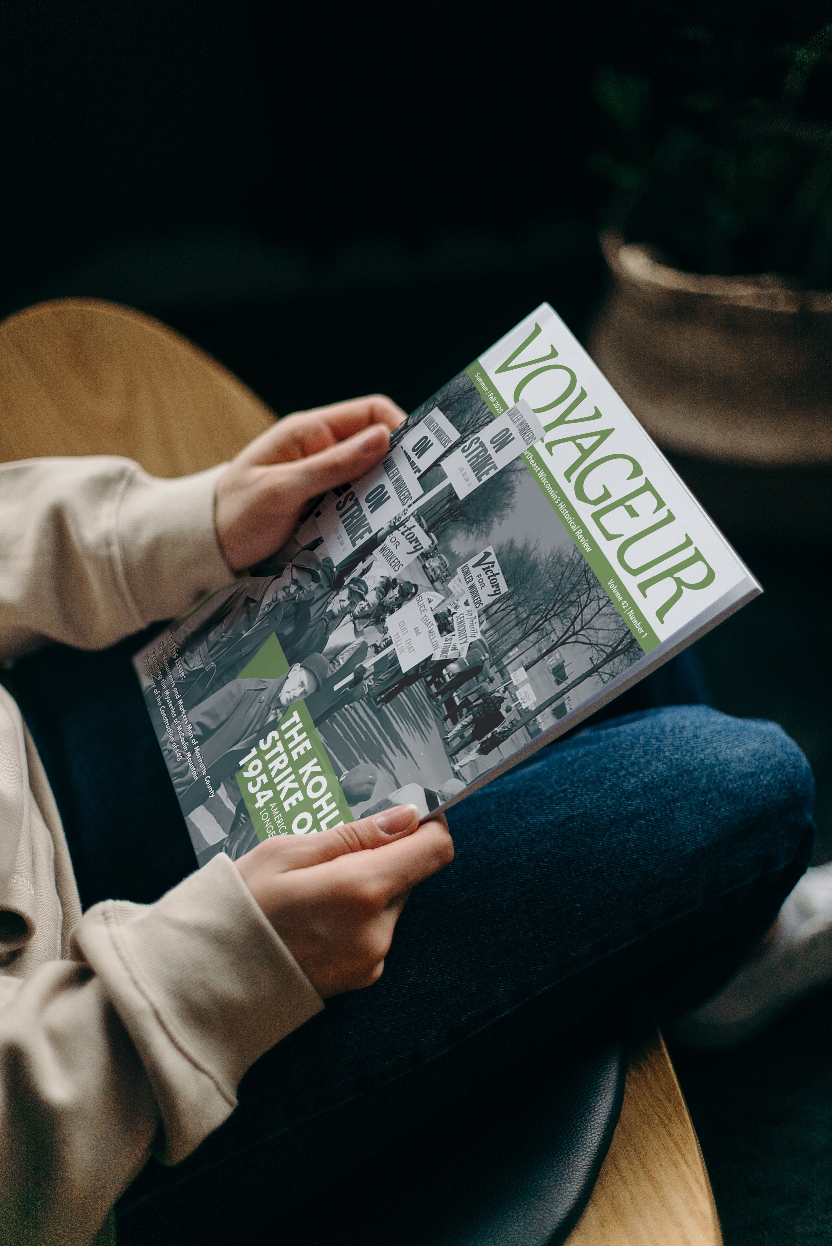 voyageur magazine cover mockup